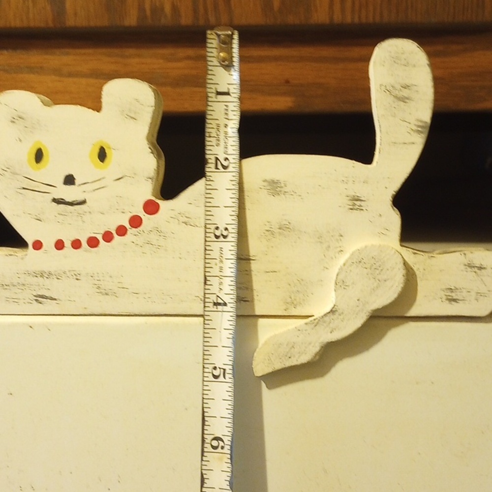 Handmade Painted White Wood Cat Shelf Sitter w/ Yellow Eyes & Red Collar - Picture 4 of 5